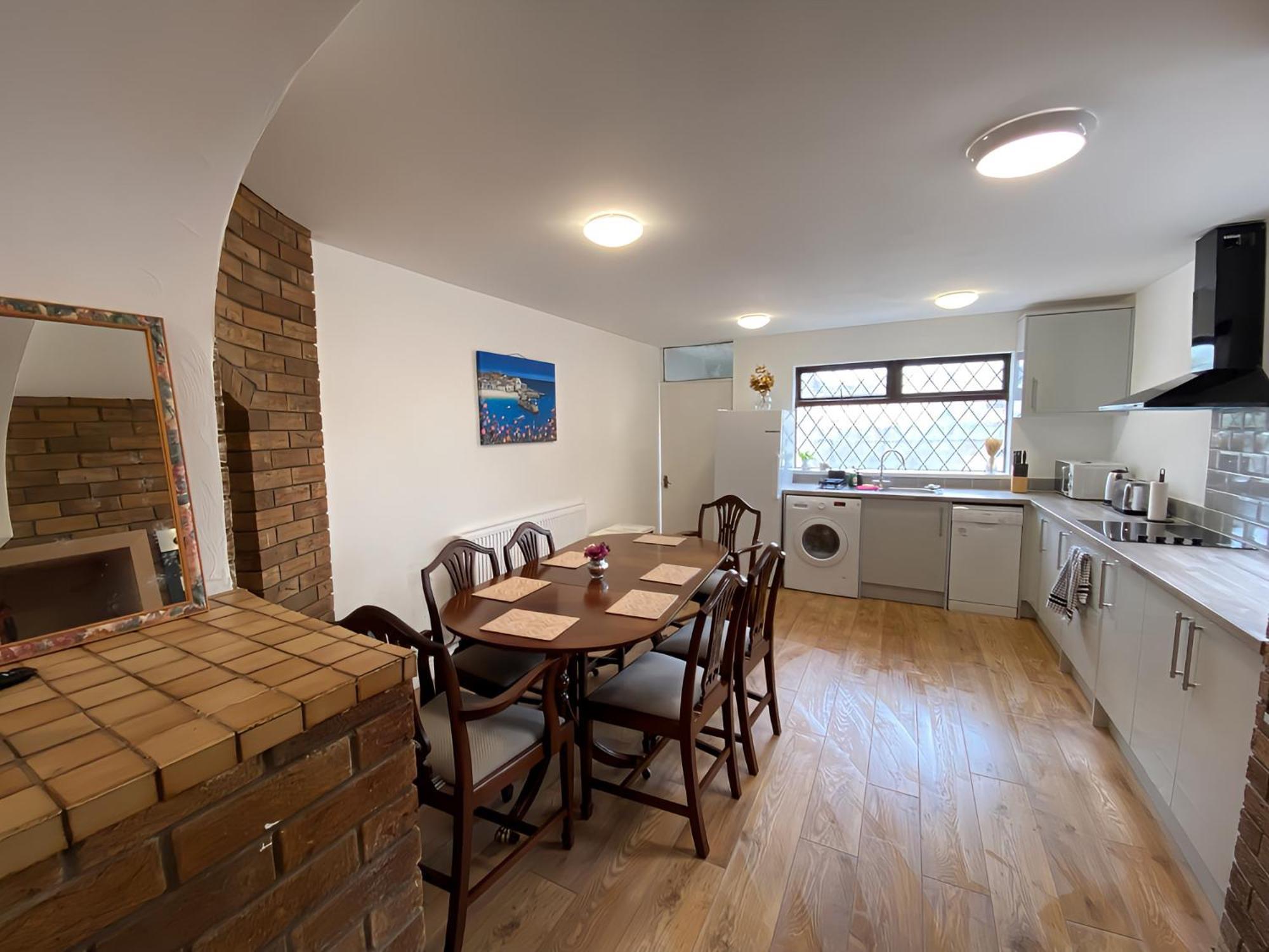 4-Bedroom Home - Perfect For Those Working In Bridgend - By Tailored Accommodation Exterior photo